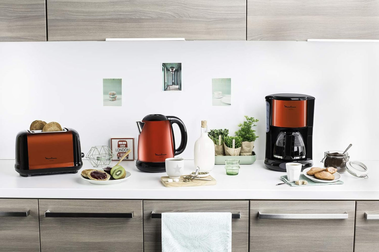 Moulinex Subito, Bouilloire sans fil, Capacité 1,7 L, Inox, Résistance cachée, Niveau d’eau visible, Facile d'utilisation, Rouge, BY540510