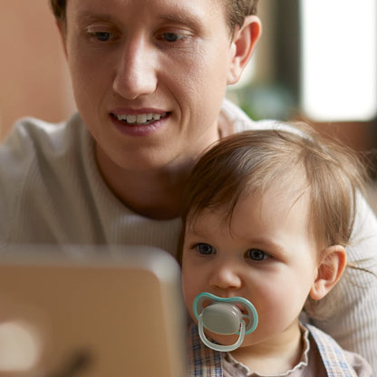 Philips Avent – Lot de 4 sucettes Ultra Air légères, aérées et phosphorescentes pour les bébés de 18 mois et plus (modèle SCF349/43)