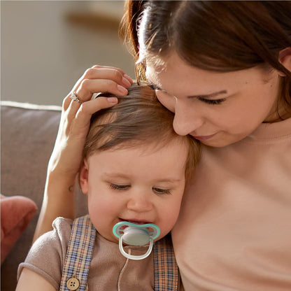 Philips Avent – Lot de 4 sucettes Ultra Air légères, aérées et phosphorescentes pour les bébés de 18 mois et plus (modèle SCF349/43)