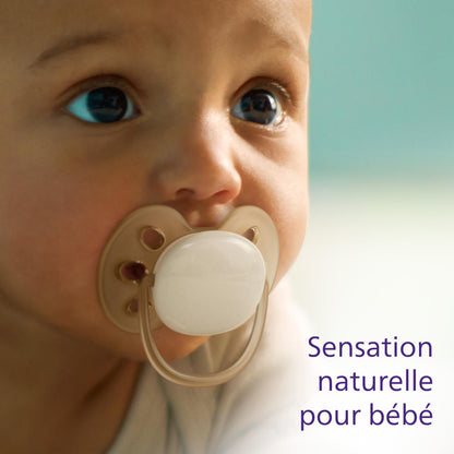 Philips Avent Lot de 4 sucettes ultra-douces et souples pour bébés âgés de 0 à 6 mois, 0% BPA, avec étui de transport stérilisateur (modèle SCF091/35)